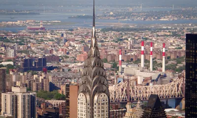 Blick vom Empire State Building auf das Chrysler Building, die Queensboro Bridge und den East River in Midtown Manhattan New York City